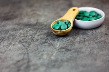 Sağlıklı ek - spirulina yosun hapları