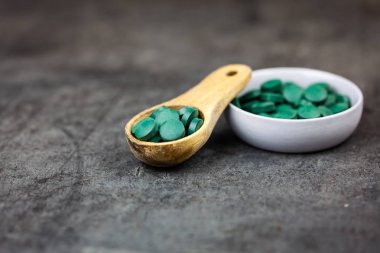 Spirulina hap koyu arka plan üzerinde