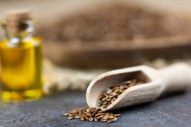 Sağlıklı yağ - woden plaka üzerinde keten tohumu, keten tohumu yağı bootle içinde arka planda