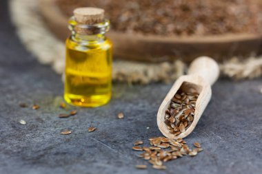 Sağlıklı yağ - woden plaka üzerinde keten tohumu, keten tohumu yağı bootle içinde arka planda