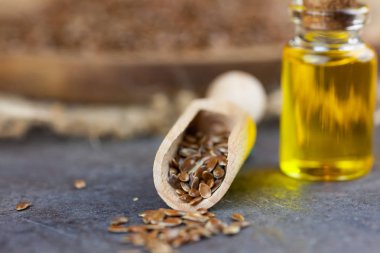 Sağlıklı yağ - woden plaka üzerinde keten tohumu, keten tohumu yağı bootle içinde arka planda