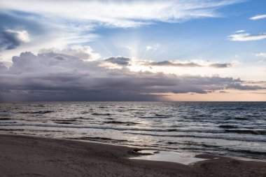 Sunset Beach, Lehçe Deniz Baltık