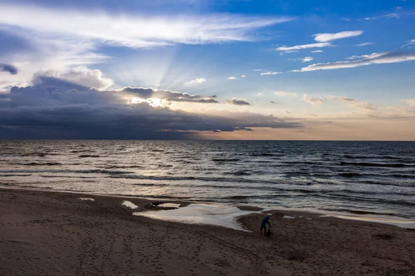 Baba ve oğul sahilde günbatımı üzerinde Lehçe Deniz Baltık