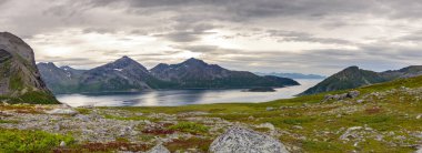Dağın tepesinden güzel manzara - Brosmetinden in Troms, Kuzey Norveç