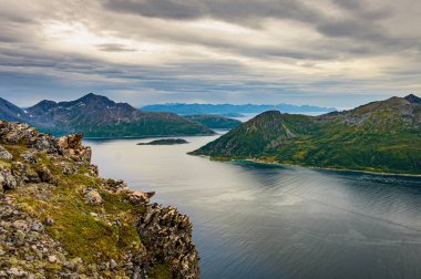 Dağın tepesinden güzel manzara - Brosmetinden in Troms, Kuzey Norveç