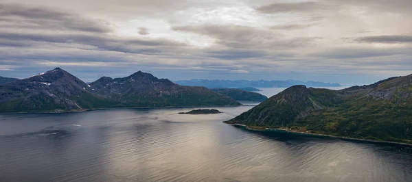 山のピックからの美しい景色 トロムスのブロスメティンデン 北ノルウェー — ストック写真