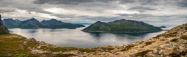 山のピックからの美しい景色 トロムスのブロスメティンデン 北ノルウェー — ストック写真