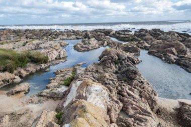 Deniz kaya ve mini Göller ile girme. Punta del Este, Uruguay, okyanus manzarası.
