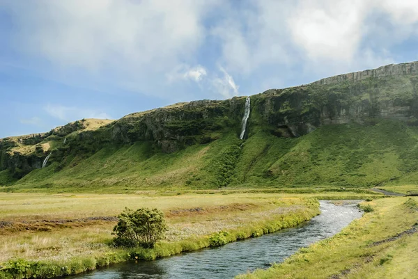 Art arda sıralı ve nehir. Seljalandsfoss, İzlanda, güzel manzara