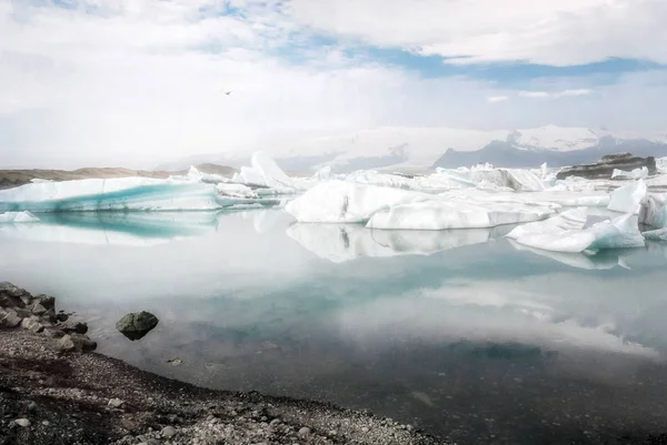 Jokulsarlon, İzlanda, bulutlu bir günde güzel buzul Gölü
