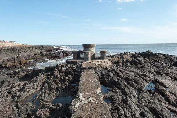 Beton bir tabloya yol açar ve kayalar ile izole bir plajda sandalyeler yolu. Punta del Este, Uruguay