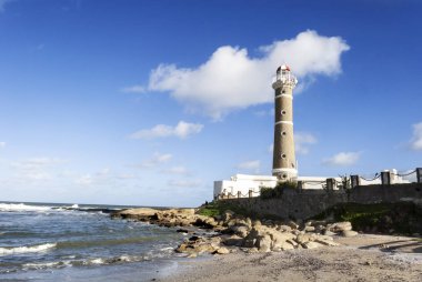 Güneşli gün ve ünlü deniz feneri görünümüne Jose Ignacio plajda, Punta del Este, Uruguay.