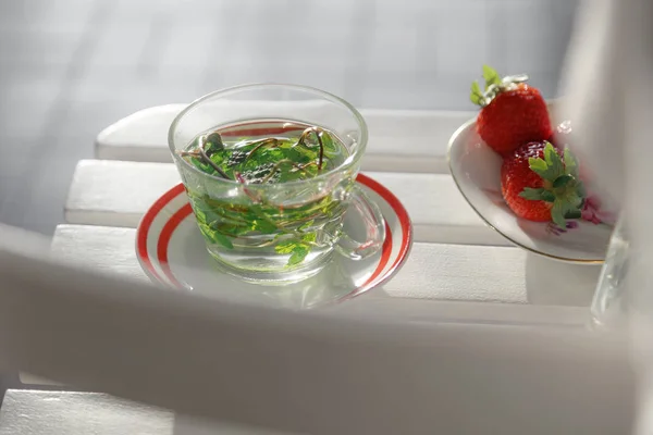Arka planda çilek ile Hot Nane çayı Vintage fincan. Sağlıklı yaşam tarzı