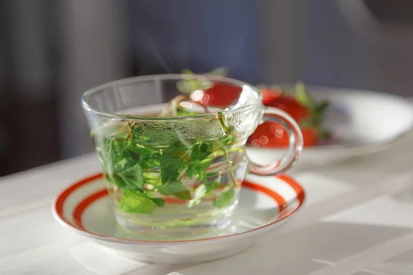Arka planda çilek ile Hot Nane çayı Vintage fincan. Sağlıklı yaşam tarzı