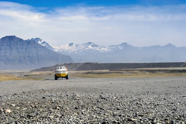 Güzel dağlar ve Glacier Lagoon, Jokulsarlon, İzlanda mavi bir gökyüzü ile bir manzara amfibi araç.