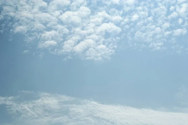 Açık mavi Gökyüzü arka plan üst ve alt bulutlar ile. Kopyalama alanı.