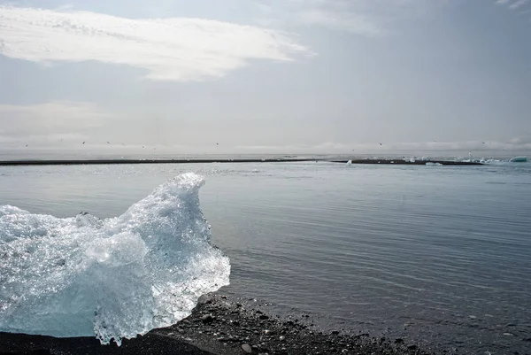 Sol ön tarafta Büyük Buz. İzlanda manzara arka plan. Volkanik kum. Buzul Lagünü, Jokulsarlon