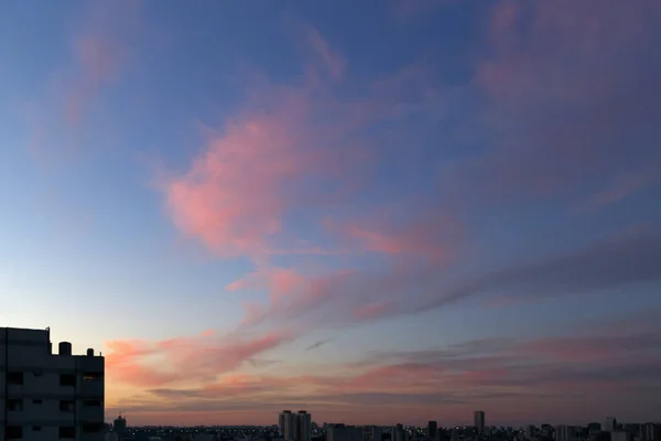 Coghlan, Buenos Aires, Arjantin'deki binaların üstünden gün batımı.