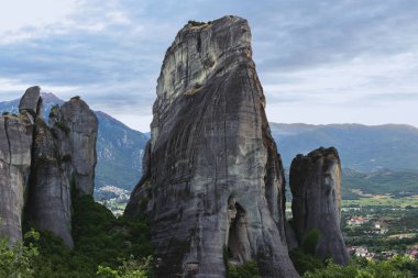 Tzoumerka Sıradağları ve ön altında mavi saat bulutlar için altın renkli, sonbahar çiçek plan ile onun Havzası