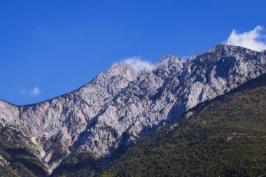 Mount Athos 37 en yüksek dağ, 2,033 metre ulaşan Yunanistan'ın var. Ege Denizi süpürme a uzak manzara sunmaktadır ve Kuzey Greece.Many Aziz, Ortodoks Hıristiyan inancını yaşadı ve çevresi mucizelere çalıştı.