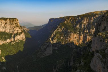 Vikos Gorge bir ana bilgisayara Voidomatis nehir, max attains. derinliği 1 km ve uzunluğu 20 km'dir. Büyük bilimsel ilgi nedeniyle hemen hemen bakire durumuna bir sitedir ve pek çok ve çeşitli ekosistemler içeren tehlike altındaki türler için bir cennettir.