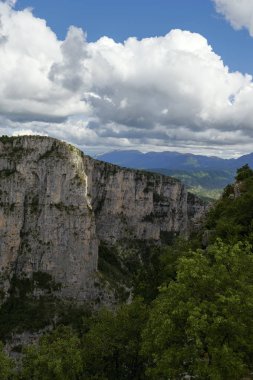 Vikos Gorge bir ana bilgisayara Voidomatis nehir, max attains. derinliği 1 km ve uzunluğu 20 km'dir. Büyük bilimsel ilgi nedeniyle hemen hemen bakire durumuna bir sitedir ve pek çok ve çeşitli ekosistemler içeren tehlike altındaki türler için bir cennettir.
