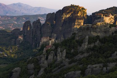 Meteora bir kaya oluşumu merkezi Yunanistan'da Doğu Ortodoks manastır en büyük ve en precipitously inşa kompleksleri biri ev sahipliği yapıyor. Bunlar büyük doğal sütunlar ve yerel alan hakim tepe benzeri yuvarlak kayalar üzerine kurulmuş.
