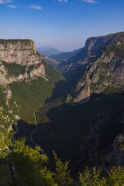 Vikos Gorge bir ana bilgisayara Voidomatis nehir, max attains. derinliği 1 km ve uzunluğu 20 km'dir. Büyük bilimsel ilgi nedeniyle hemen hemen bakire durumuna bir sitedir ve pek çok ve çeşitli ekosistemler içeren tehlike altındaki türler için bir cennettir.