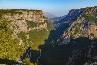 Vikos Gorge bir ana bilgisayara Voidomatis nehir, max attains. derinliği 1 km ve uzunluğu 20 km'dir. Büyük bilimsel ilgi nedeniyle hemen hemen bakire durumuna bir sitedir ve pek çok ve çeşitli ekosistemler içeren tehlike altındaki türler için bir cennettir.