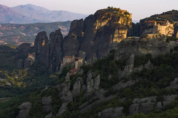 Meteora bir kaya oluşumu merkezi Yunanistan'da Doğu Ortodoks manastır en büyük ve en precipitously inşa kompleksleri biri ev sahipliği yapıyor. Bunlar büyük doğal sütunlar ve yerel alan hakim tepe benzeri yuvarlak kayalar üzerine kurulmuş.