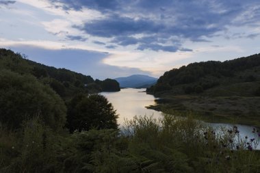 Zagori dağlık bir arazi ile çarpıcı Jeoloji büyük doğal güzellikleri ve iki ulusal Parks.The 46 ya da modern yollar 1950'lerde açıldı kadar çok Zagori köylerinin dağ yollarında ve geleneksel kemerli taş köprüler tarafından birbirine bağlı.