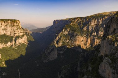 Zagori dağlık bir arazi ile çarpıcı Jeoloji büyük doğal güzellikleri ve iki ulusal Parks.The 46 ya da modern yollar 1950'lerde açıldı kadar çok Zagori köylerinin dağ yollarında ve geleneksel kemerli taş köprüler tarafından birbirine bağlı.
