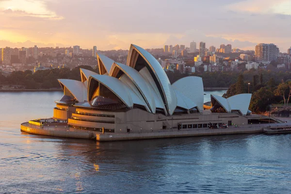 Turyści Odwiedzają Sydney Opera House Podczas Letnich Wakacyjnych Podróży Polska — Zdjęcie stockowe