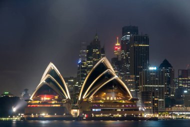 Sydney Opera Binası, geceleri arka planda Bina şehir ile aydınlatılmış Opera Binası Avustralya, Nsw ikonik bir dönüm noktası ünlü: 30/03/18