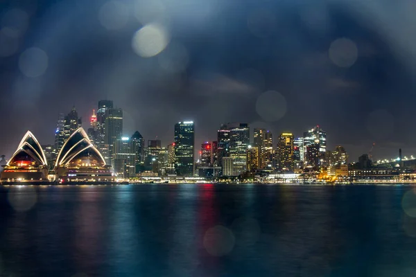 城市天际线歌剧院在夜间 灯光照明与散焦散景透镜耀斑 Opeara 房子是悉尼的地标 著名的旅客从韦贸易中心周围 Australia — 图库照片