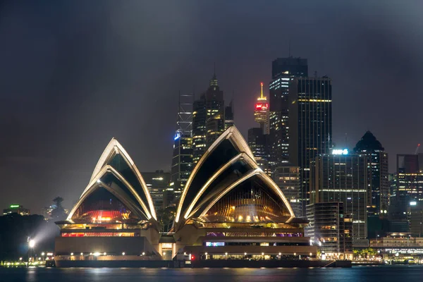 Sydney Opera House Iluminado Por Noche Con Edificio Ciudad Fondo — Foto de Stock