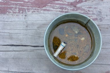 kül tablası, suya atılan sigara izmaritleri çıkmak sigara, Anti sigara, Sigara içen, Dur sigara kavramı.