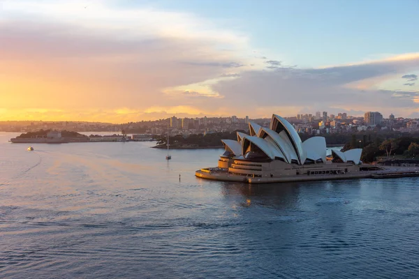 Sydney Opera Binası manzaralı güzel gökyüzü sabahları, Avustralya: 05/04/2018