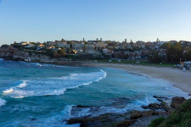 Tamarama plaj bondi beach yakınındaki arka planda mavi gökyüzü ile bu güzel yaz Sydney, Avustralya