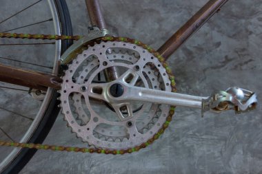 Seçici odak aynakol dilisi ve ön Vites Deitirici, zincirle pedalların üzerinde eski paslı çerçeve ile vintage Bisiklet