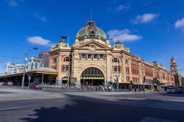 Sarı kumtaşı sömürge Victoria tarzı içinde Melbourne şehir tarihi bina-Flinders sokak istasyonu inşa. Melbourne: 09/04 / 2018 banliyö trenleri için büyük değişim kanalıdır