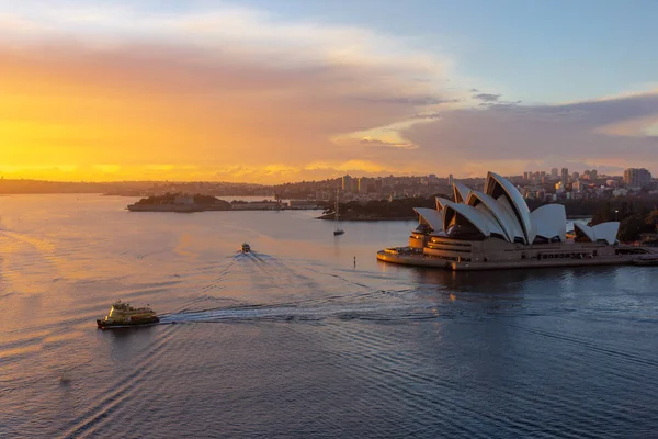 Opera Binası, Sydney simgesel yapı şehir Cbd gündoğumu dönemde Circular Quay çevresindeki Harbour sahildeki. Avustralya: 05/04/2018