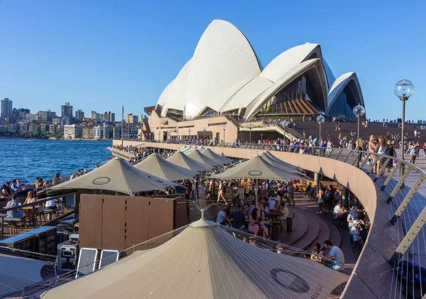 Turystów Nabrzeżu Sydney Opera Bar Słoneczny Dzień Piękny Niebieski Niebo — Zdjęcie stockowe