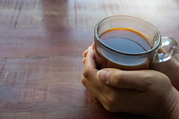 Mãos Femininas Segurando Uma Xícara Café Sobre Mesa Madeira — Fotografia de Stock