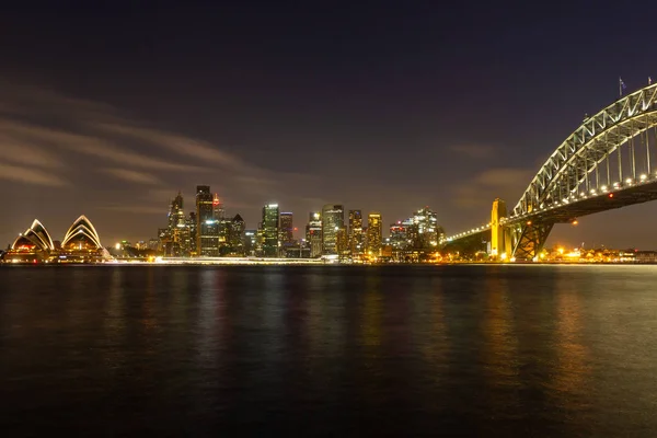 夜にシドニーのオペラハウスとハーバー ブリッジ 黄金色のライトに照らされました オーストラリア — ストック写真