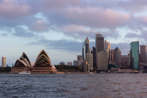 Sydney Opera Binası Günbatımında Arka Planda Bina Şehir Ile Aydınlatılmış — Stok fotoğraf
