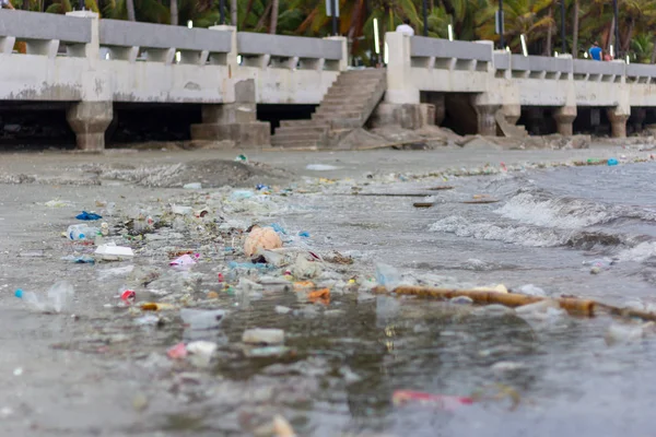 Plastic pollution environmental problem in ocea
