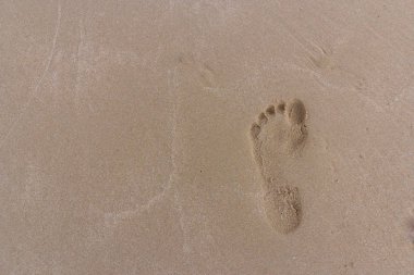 Yaz tatili, kum arka plan sırasında sabah Kum Plajı üzerinde ayak izleri kadar kapatın