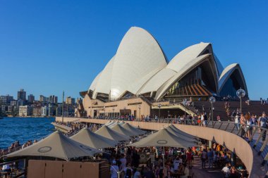Turistler waterfront Sydney Opera Bar güzel mavi gökyüzü ve harbour bridge Sidney, Avustralya ile güneşli gün, 07/04/2018