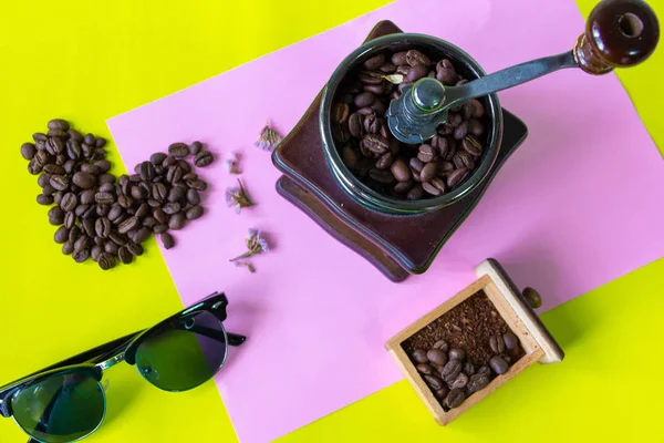 顶级咖啡豆 老式木制咖啡磨床和太阳镜研磨豆 — 图库照片